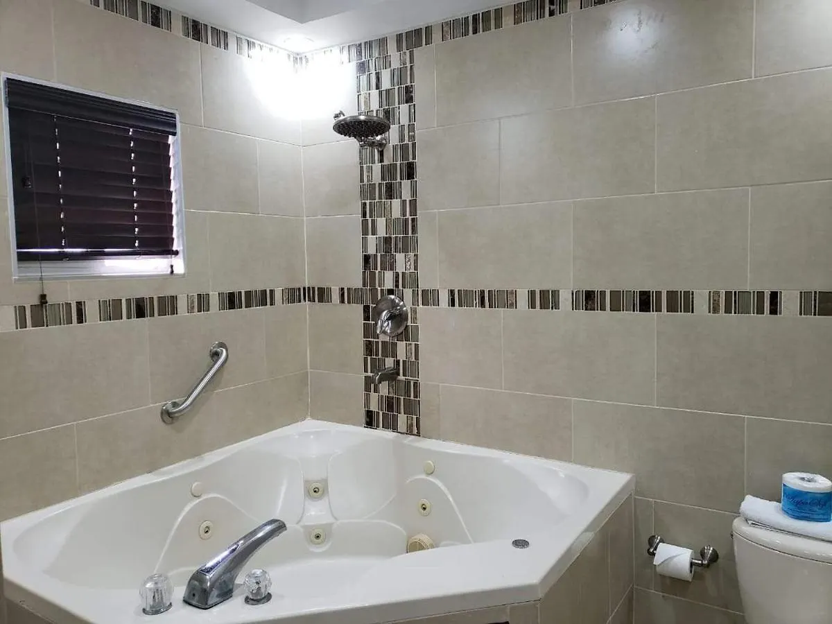 Christar Villas Hotel Kingston 3*,